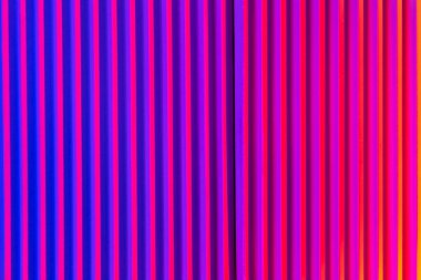 Pembe ve menekşe arkaplanda çizgiler var. Eğim ve çizgilerle soyut neon arkaplan.