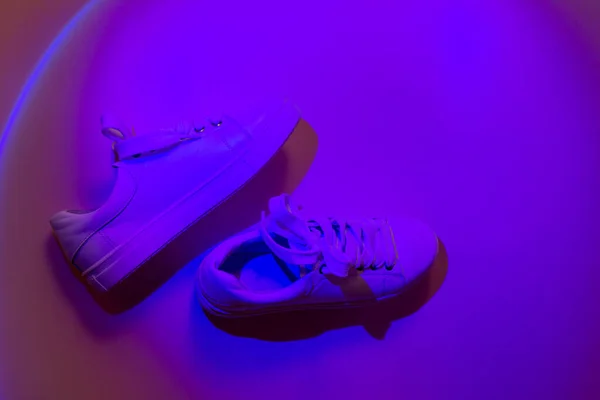 Sneakers Bianche Moda Trendy Sfondo Luminoso Astratto Luci Neon Scarpe — Foto Stock