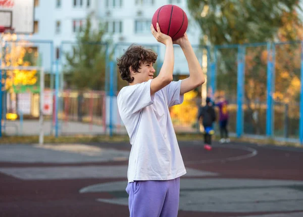 Netter Teenager Weißem Shirt Der Draußen Basketball Spielt Junge Mit — Stockfoto