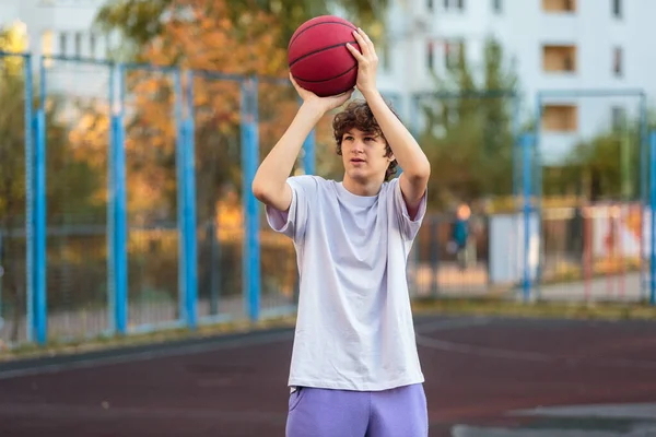 Adolescente Carino Con Una Shirt Bianca Che Gioca Basket All Foto Stock Royalty Free