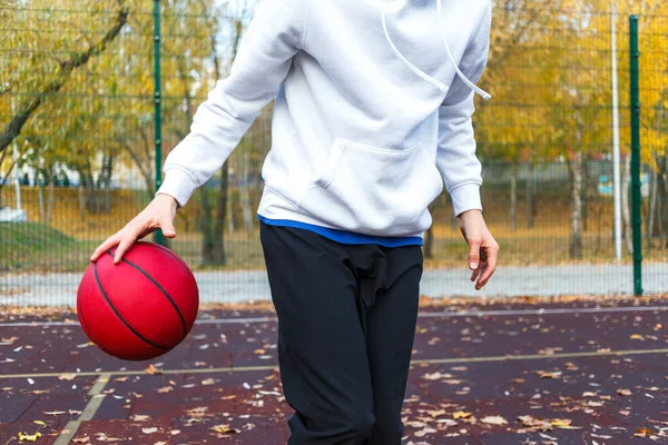 Милий Підліток Білому Светрі Грає Баскетбол Молодий Хлопець Червоним Ячем — стокове фото