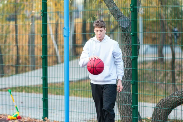 Милий Підліток Білому Светрі Грає Баскетбол Молодий Хлопець Червоним Ячем — стокове фото