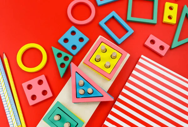 Bunte Holzklötze Auf Rotem Hintergrund Trendiges Puzzle Spielzeug Geometrische Formen — Stockfoto