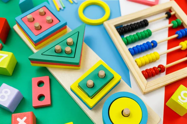 Kolorowe Drewniane Klocki Czerwonym Tle Modne Zabawki Puzzle Kształty Geometryczne — Zdjęcie stockowe