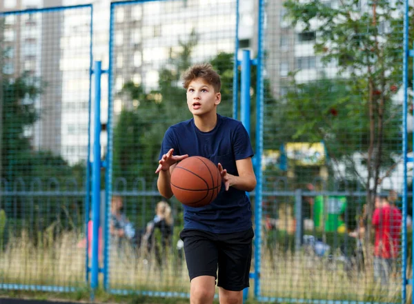 Söt Leende Pojke Blå Shirt Spelar Basket Stadens Lekplats Aktiv — Stockfoto