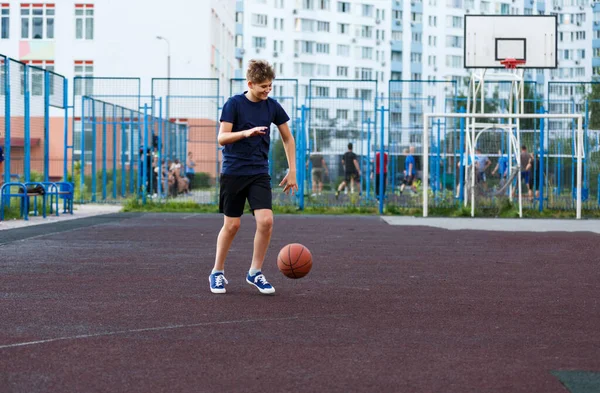 Mignon Garçon Souriant Dans Shirt Bleu Joue Basket Sur Aire — Photo