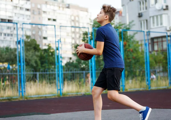 Söt Leende Pojke Blå Shirt Spelar Basket Stadens Lekplats Aktiv — Stockfoto