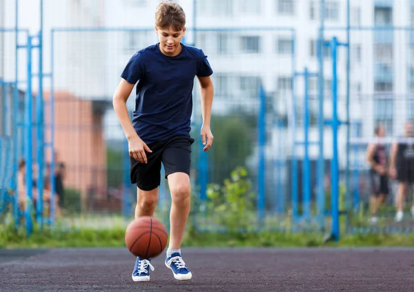 Милий Усміхнений Хлопчик Синій Футболці Грає Баскетбол Міському Майданчику Активний — стокове фото