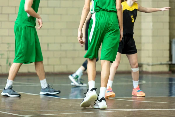Basketballer Grünen Mannschaftsuniformen Beim Basketballspielen Jungen Dribbeln Einen Ball Jugendliche — Stockfoto