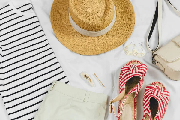 Strohhut Shirt Shorts Sandalen Auf Weißem Hintergrund Trendiges Sommeroutfit Wohnung — Stockfoto