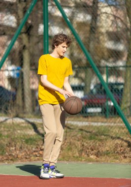 Top oynayan sarı tişörtlü hoş bir genç kız. Spor, hobi, erkekler için aktif yaşam tarzı