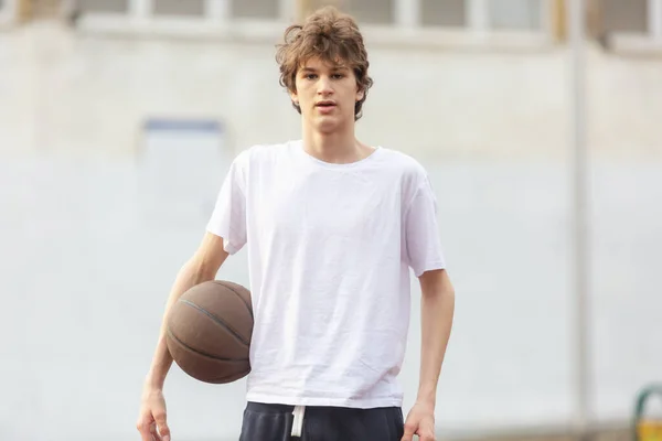 티셔츠를 귀여운 청소년 농구를 스포츠 소년들의 활동적 — 스톡 사진