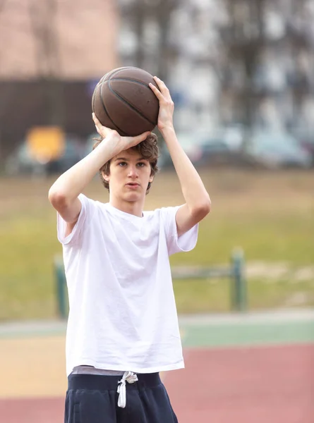 Netter Junger Teenager Weißem Shirt Mit Ball Spielt Basketball Sport — Stockfoto