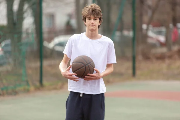 Roztomilý Mladý Teenager Bílé Tričko Míčem Hraje Basketbal Sport Hobby — Stock fotografie