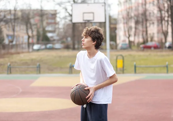 Roztomilý Mladý Teenager Bílé Tričko Míčem Hraje Basketbal Sport Hobby — Stock fotografie