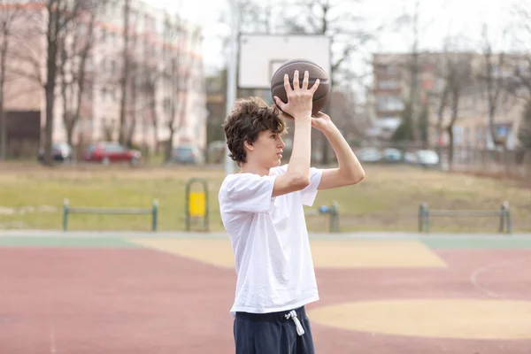 Esportivo Ensinando Garoto a Jogar Basquete Lá Fora Foto de Stock - Imagem  de atividade, objetivo: 216416036