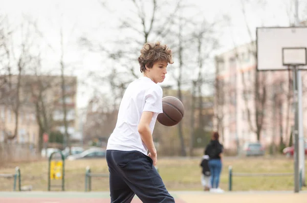 Lindo Joven Adolescente Camiseta Blanca Con Una Pelota Juega Baloncesto — Foto de Stock