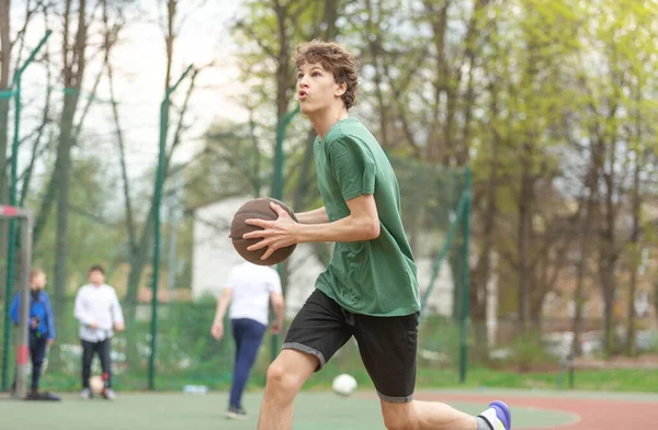티셔츠를 법정에서 농구를 귀여운 청소년 스포츠 소년들의 활동적 — 스톡 사진