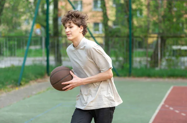 Netter Junger Teenager Weißem Shirt Mit Ball Spielt Basketball Sport — Stockfoto