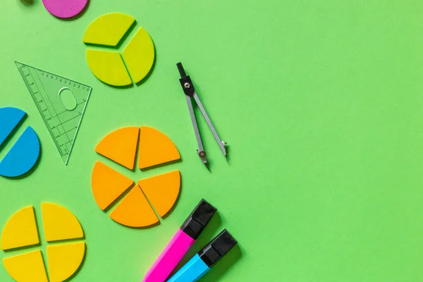 Bunte Brüche Lineale Bleistifte Auf Grünem Hintergrund Interessante Lustige Mathematik — Stockfoto