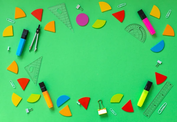 Bunte Brüche Lineale Bleistifte Auf Grünem Hintergrund Interessante Lustige Mathematik — Stockfoto