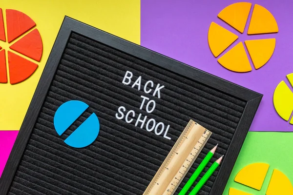 Tablica Ołówkami Kolorowymi Frakcjami Matematycznymi Ciekawa Zabawa Matematyczna Dla Dzieci — Zdjęcie stockowe