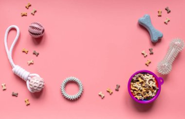 Lastik toplar, yüzükler, evcil hayvanlar için atıştırmalıklar. Köpekler için çok renkli toplar ve pembe arka planda kemik atıştırmalıkları. Oyuncaklar, toplar, kemikler, oyun ve antrenman için.