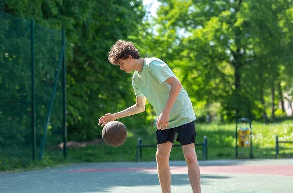 Teenager Beim Basketballspielen Lächelnd Fröhlich Fit Junge Mit Basketballball Freien — Stockfoto