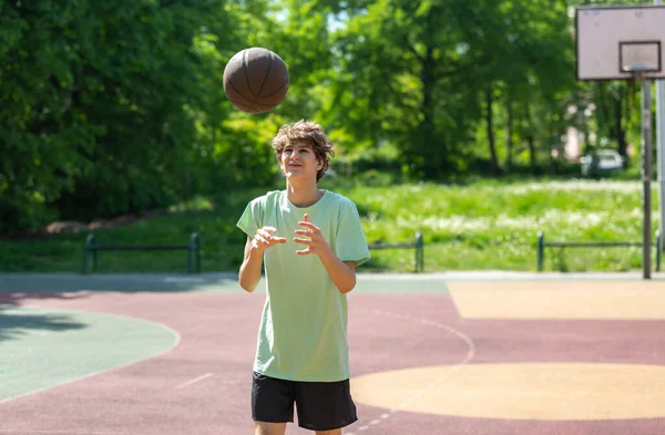 Teenager Hraje Basketbal Úsměvem Vesele Fit Boy Basketbalovým Míčem Venku — Stock fotografie