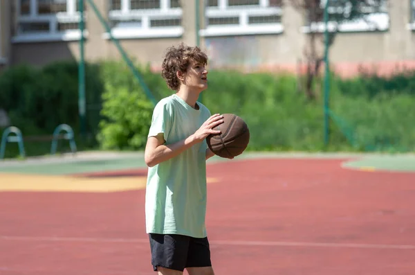 Tinédzser Mosolyogva Kosarazik Vidáman Fitt Fiú Kosárlabdával Szabadban Kölyök Csorog — Stock Fotó