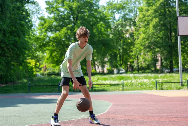 Tonåringen Spelar Basket Leende Glad Passande Pojke Med Basketboll Utomhus — Stockfoto