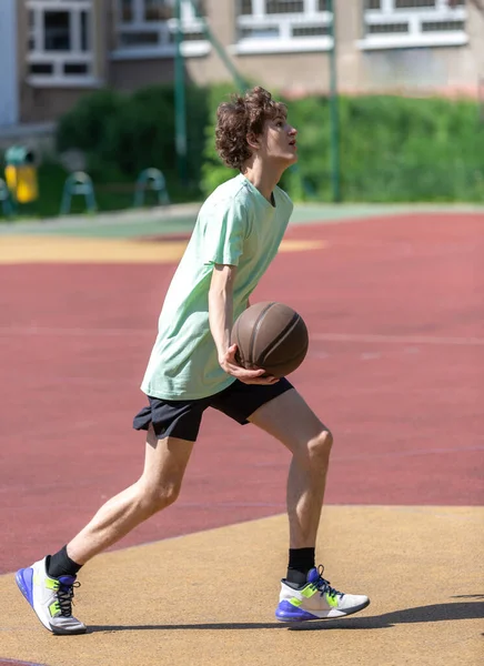 농구를 즐겁게 합니다 야외에서 농구공을 풋내기 코트에서 던지는 — 스톡 사진