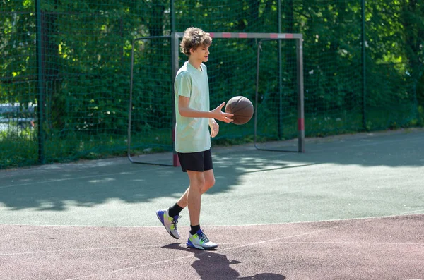 Teenager Beim Basketballspielen Lächelnd Fröhlich Fit Junge Mit Basketballball Freien — Stockfoto