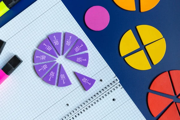紫色の円グラフ 青い背景の開いたノートパッドを閉じます 学校に戻る 楽しいゲーム — ストック写真