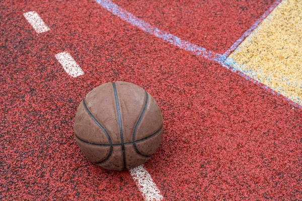 Крупним Планом Баскетбольний Червоному Дворі Баскетбол Вулиці Або Приміщенні Суду — стокове фото
