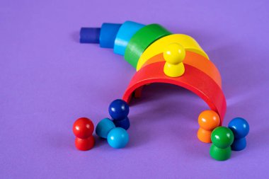 Çok renkli soyut gökkuşağı arkaplanı. Ahşap çocuk oyuncakları menekşe kağıdında. Eğitici oyuncak blokları, gökkuşağı. Anaokulu, anaokulu veya kreş oyuncakları.