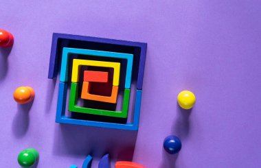 Çok renkli soyut gökkuşağı arkaplanı. Ahşap çocuk oyuncakları menekşe kağıdında. Eğitici oyuncak blokları, gökkuşağı. Anaokulu, anaokulu veya kreş oyuncakları.