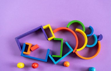 Çok renkli soyut gökkuşağı arkaplanı. Ahşap çocuk oyuncakları menekşe kağıdında. Eğitici oyuncak blokları, gökkuşağı. Anaokulu, anaokulu veya kreş oyuncakları.