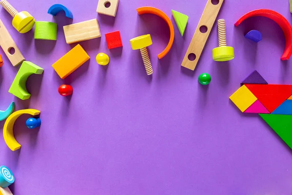 Kinderspielzeug Aus Holz Auf Violettem Papier Spielzeugklötze Pyramide Spielzeug Für — Stockfoto