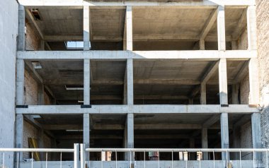 İnşaat devam ediyor. Mavi gökyüzüne karşı inşaat alanı. Sanayi geçmişi