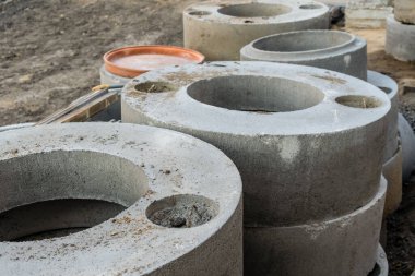 İnşaat için bloklar. İnşaat alanında beton borular var. Sanayi geçmişi