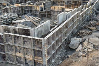 İnşaat devam ediyor. Mavi gökyüzüne karşı inşaat alanı. Sanayi geçmişi