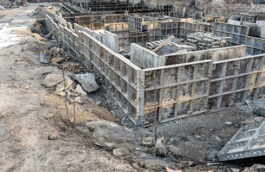 İnşaat devam ediyor. Mavi gökyüzüne karşı inşaat alanı. Sanayi geçmişi