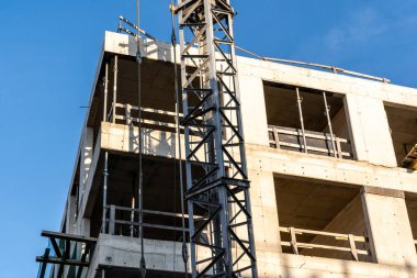 İnşaat devam ediyor. Mavi gökyüzüne karşı inşaat alanı. Sanayi geçmişi