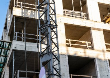 İnşaat devam ediyor. Mavi gökyüzüne karşı inşaat alanı. Sanayi geçmişi