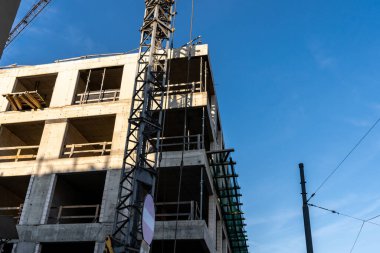 İnşaat devam ediyor. Mavi gökyüzüne karşı inşaat alanı. Sanayi geçmişi