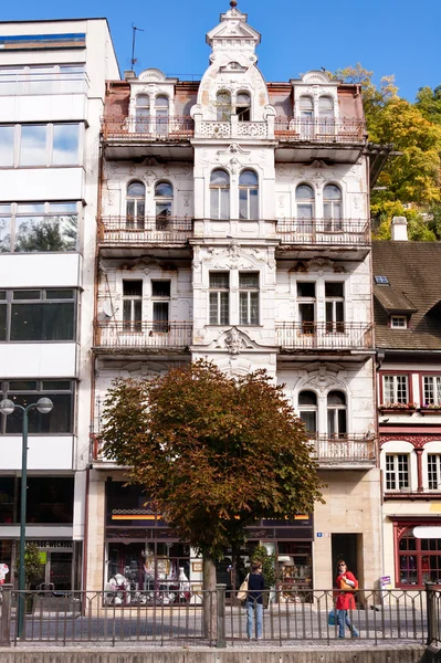 Arquitetura de ruas em Karlovy Vary República Checa — Fotografia de Stock