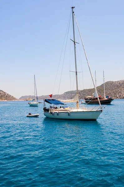 Yacht i det blå havet – stockfoto