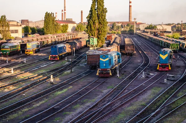 Tren y la estación de trenes —  Fotos de Stock