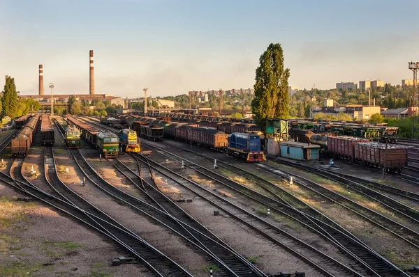 Tren y la estación de trenes —  Fotos de Stock